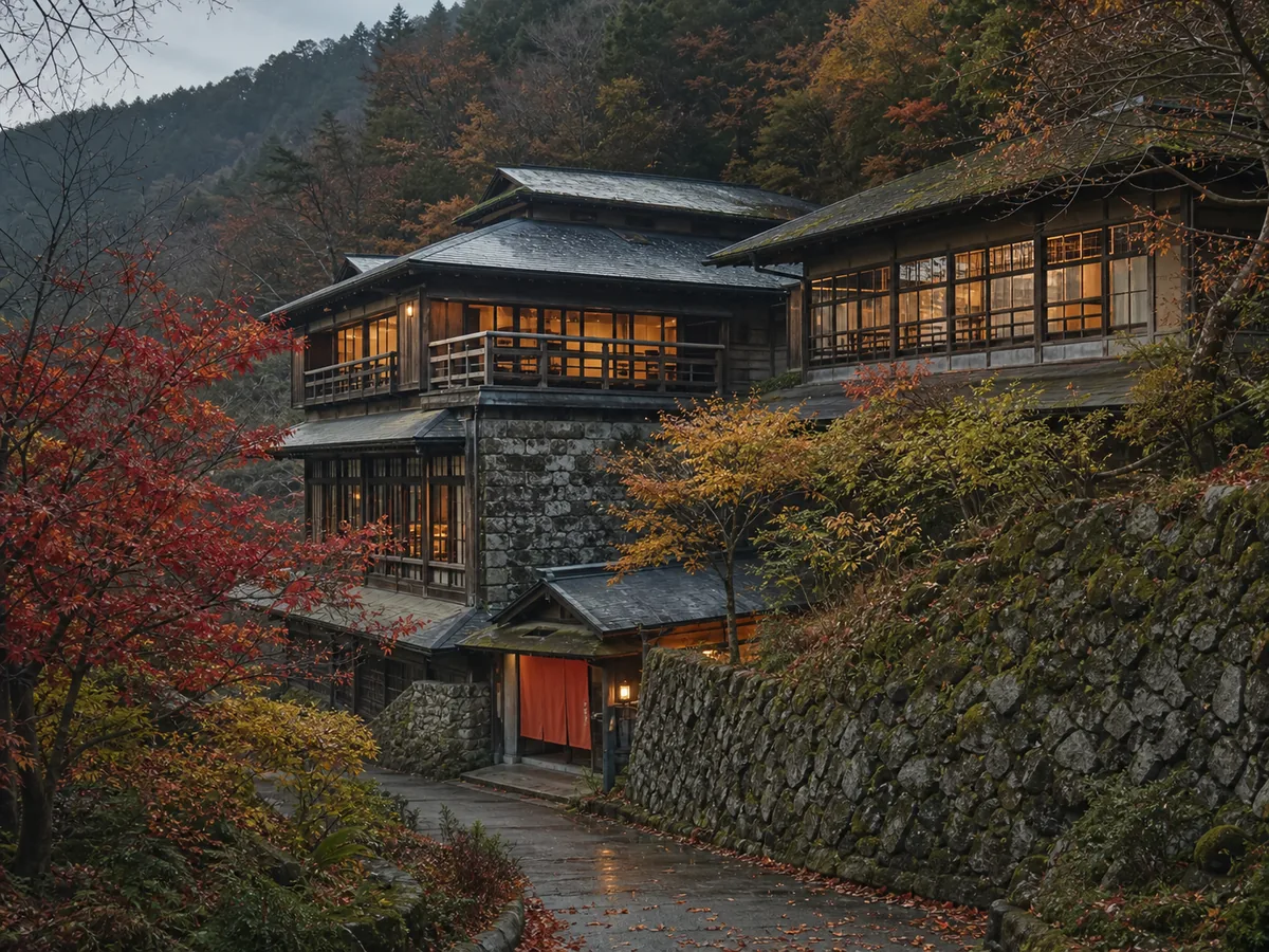紅葉に包まれた秋の旅館