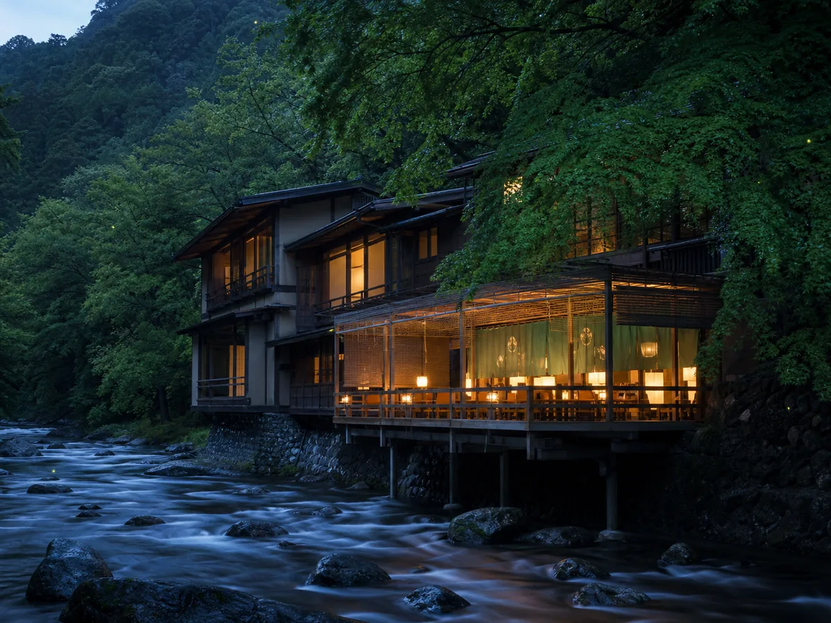 深緑と蛍に包まれた夏の旅館